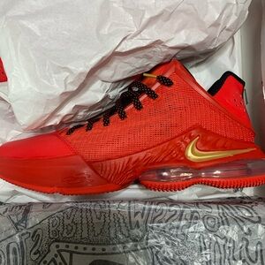 Nike LeBron XIX Low Black and Gold Sneakers